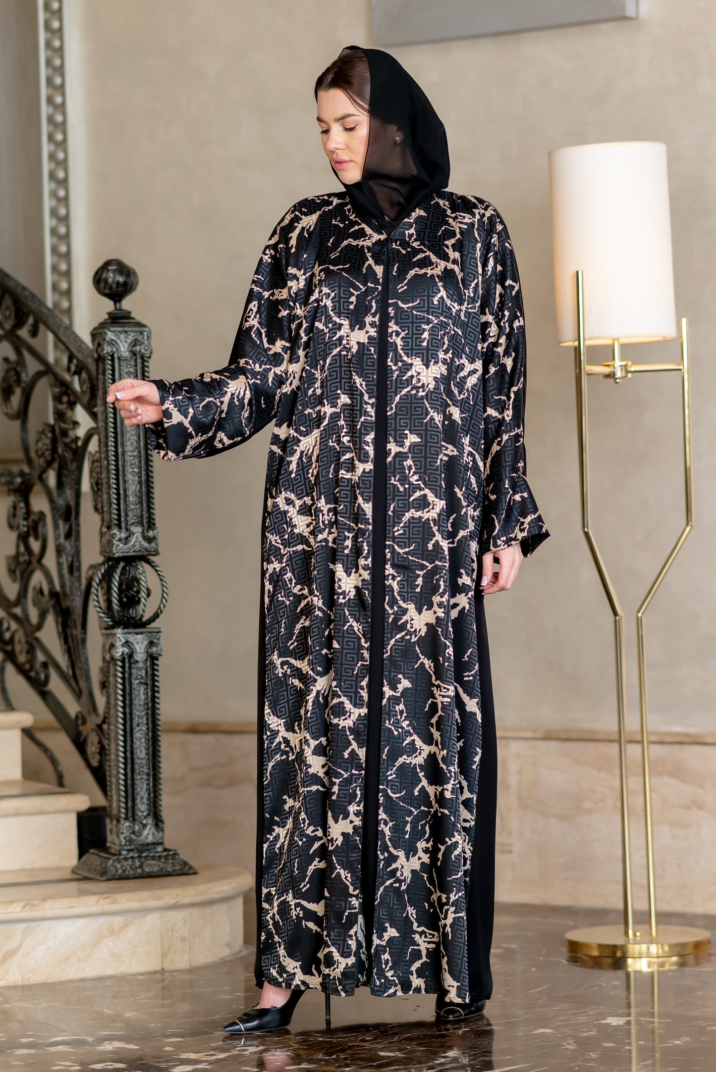 إسدال بشت فيرساتشي مقفول ذهبي